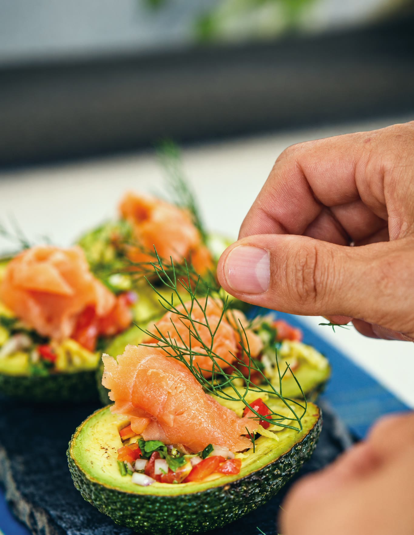 Mitades de aguacate rellenas de salmón, terminadas a mano a bordo