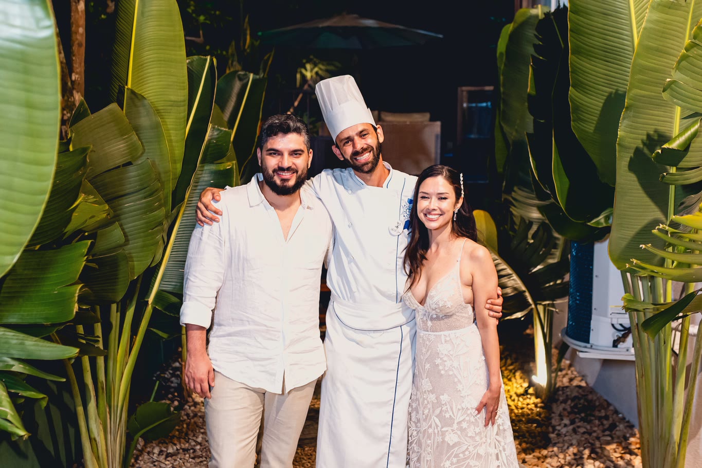 Chef Vitor Jover between the couple at the end of the celebration